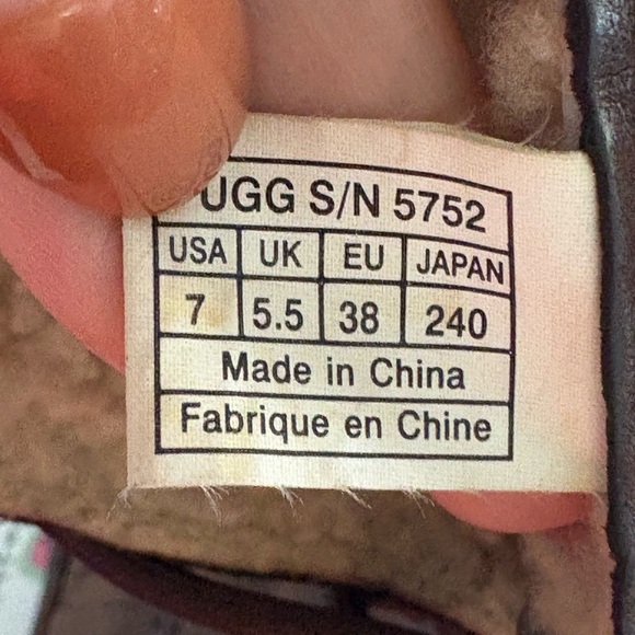 UGG Shoreline 5752 Women Size 7 Brown Leather
Sheepskin Winter Boots - Picture 11 of 11